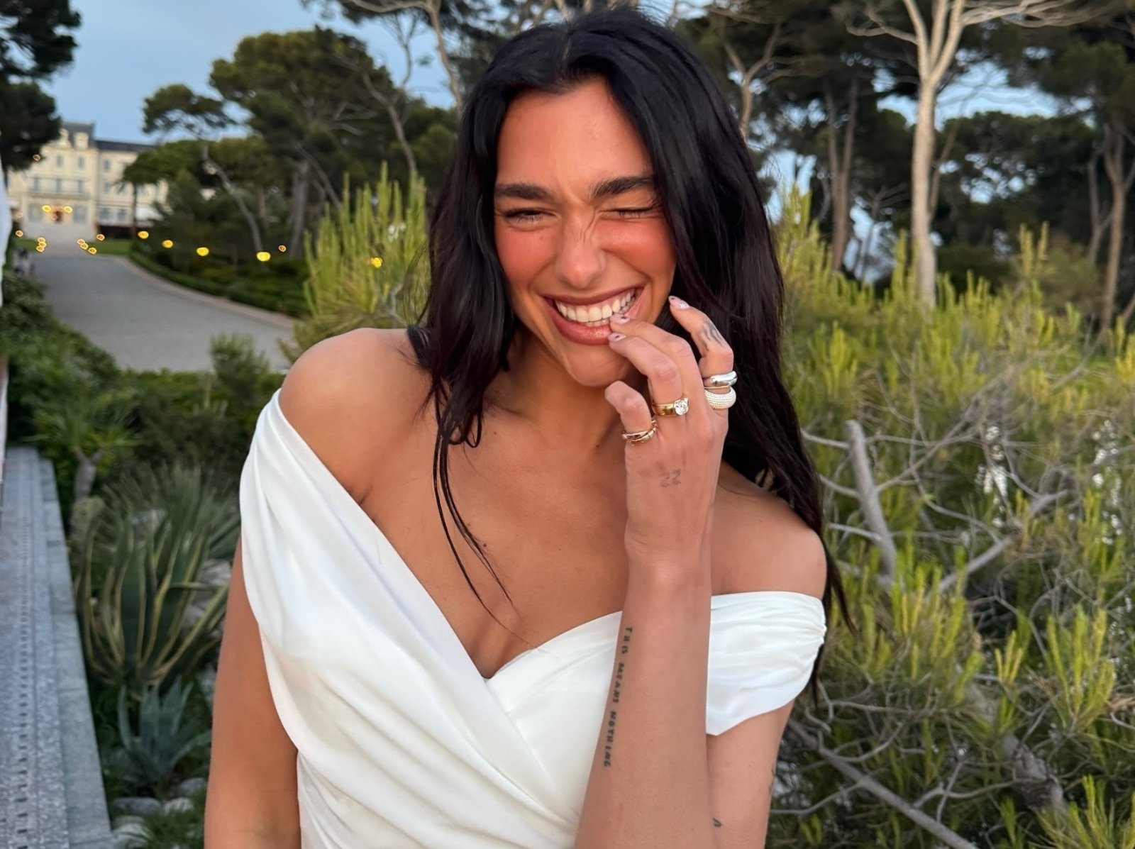 Dua Lipa 曝結婚戒指浪漫故事！網感動喊：「有洋蔥！」