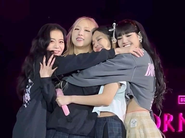 BLACKPINK 演唱會準備開跑！成員曬「四葉草」手勢合照！