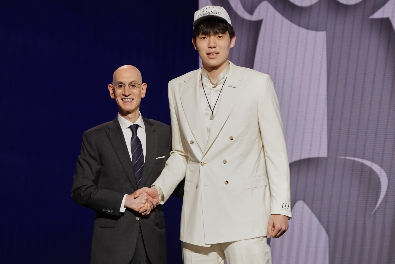 NBA/「中國約基奇」楊瀚森首輪被選!拓荒者與灰熊交易第16 號籤選進引熱議!