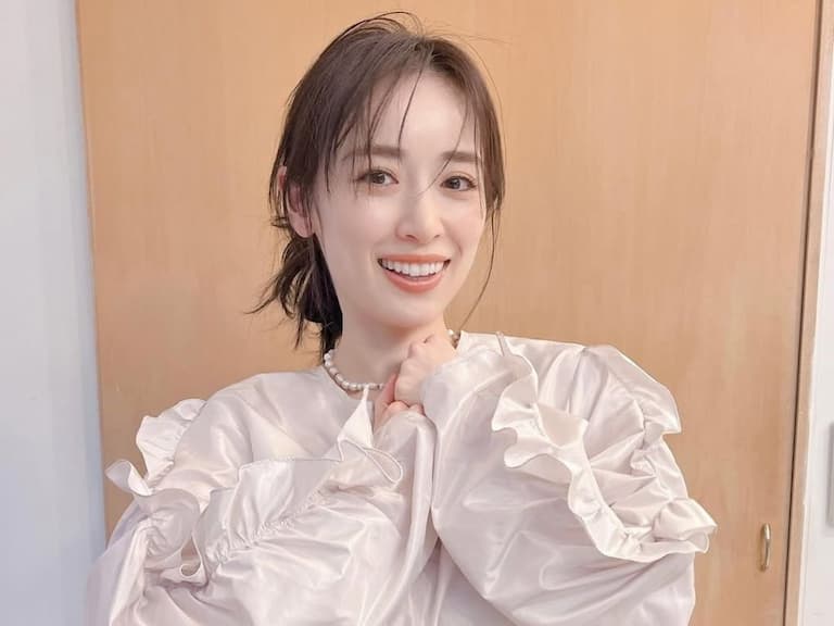 「真人版娜美」泉里香結婚了！與足球國手谷口彰悟交往 7 年修成正果！