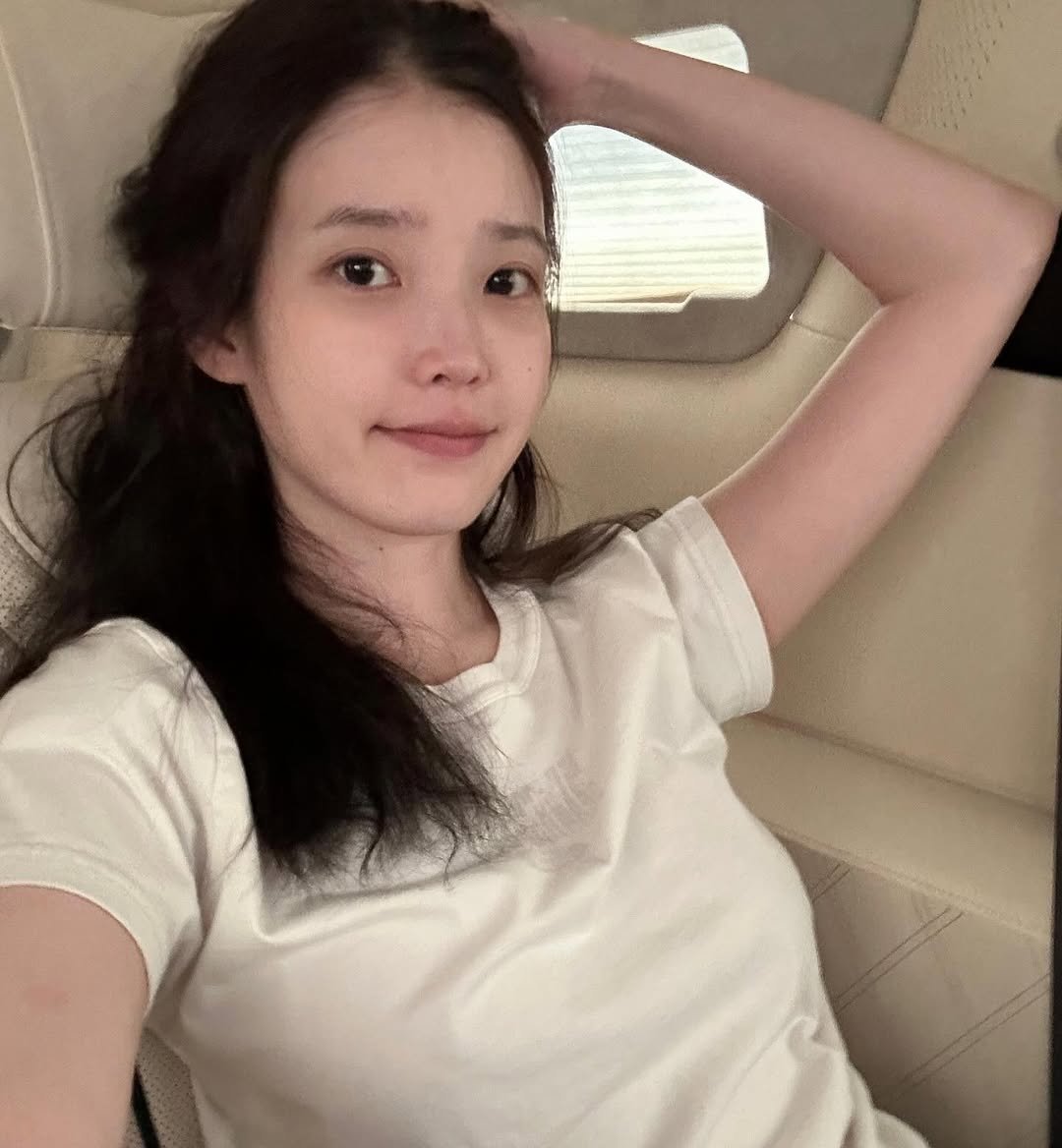 IU 曬無濾鏡素顏照!零毛孔肌膚太逆天 網讚:「根本發光肌!」