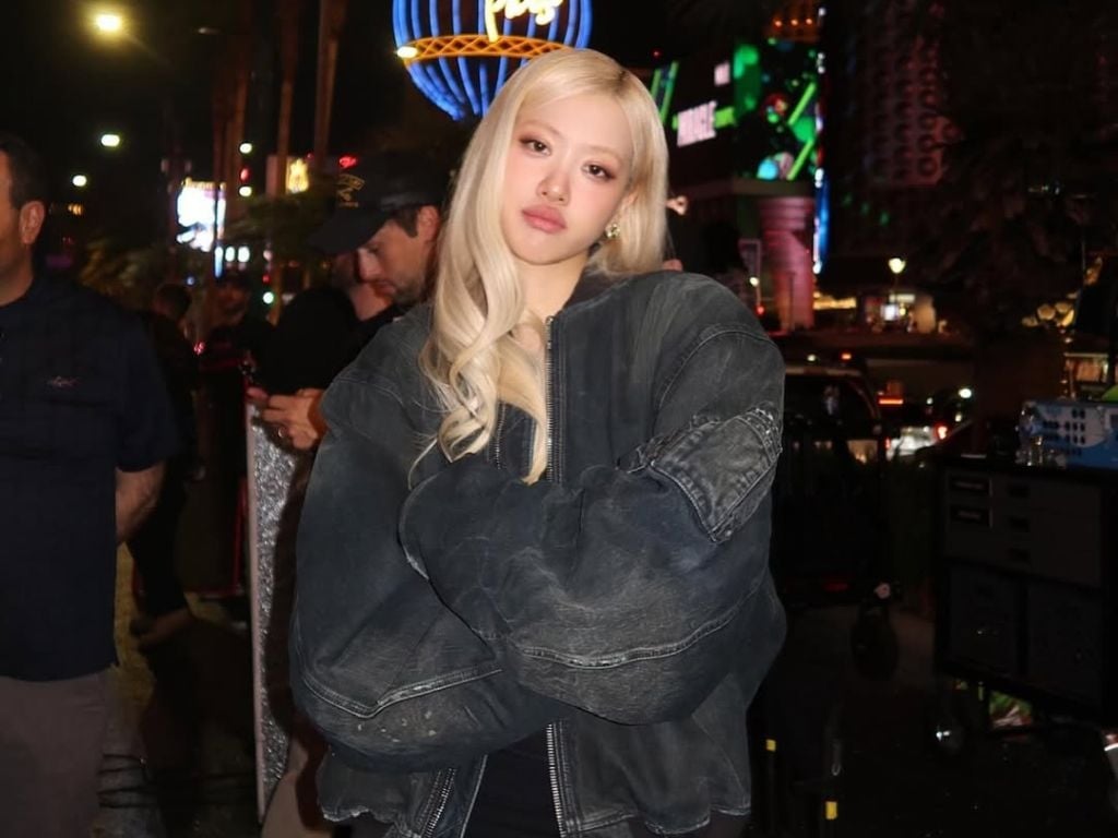 BLACKPINK 登上 PSY 演唱會！突然下跪磕頭哽咽告白：「謝謝大家！」