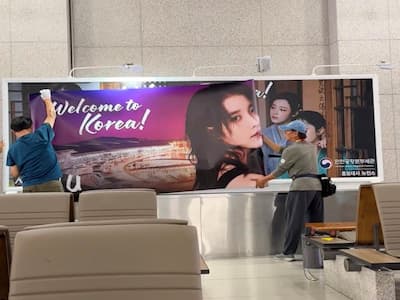 IU 接棒 NewJeans 擔任仁川機場海關宣傳大使！海報撤掉畫面曝光！