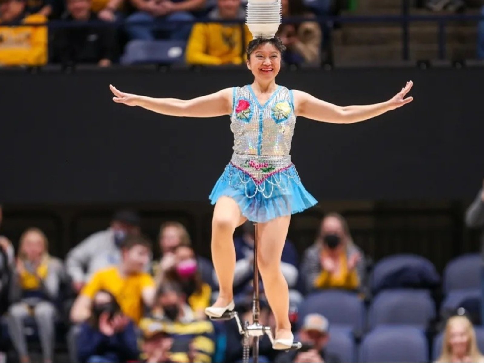 NBA 雜技表演者「中國大媽」Red Panda 失誤受傷了！高處重摔危險畫面曝光！