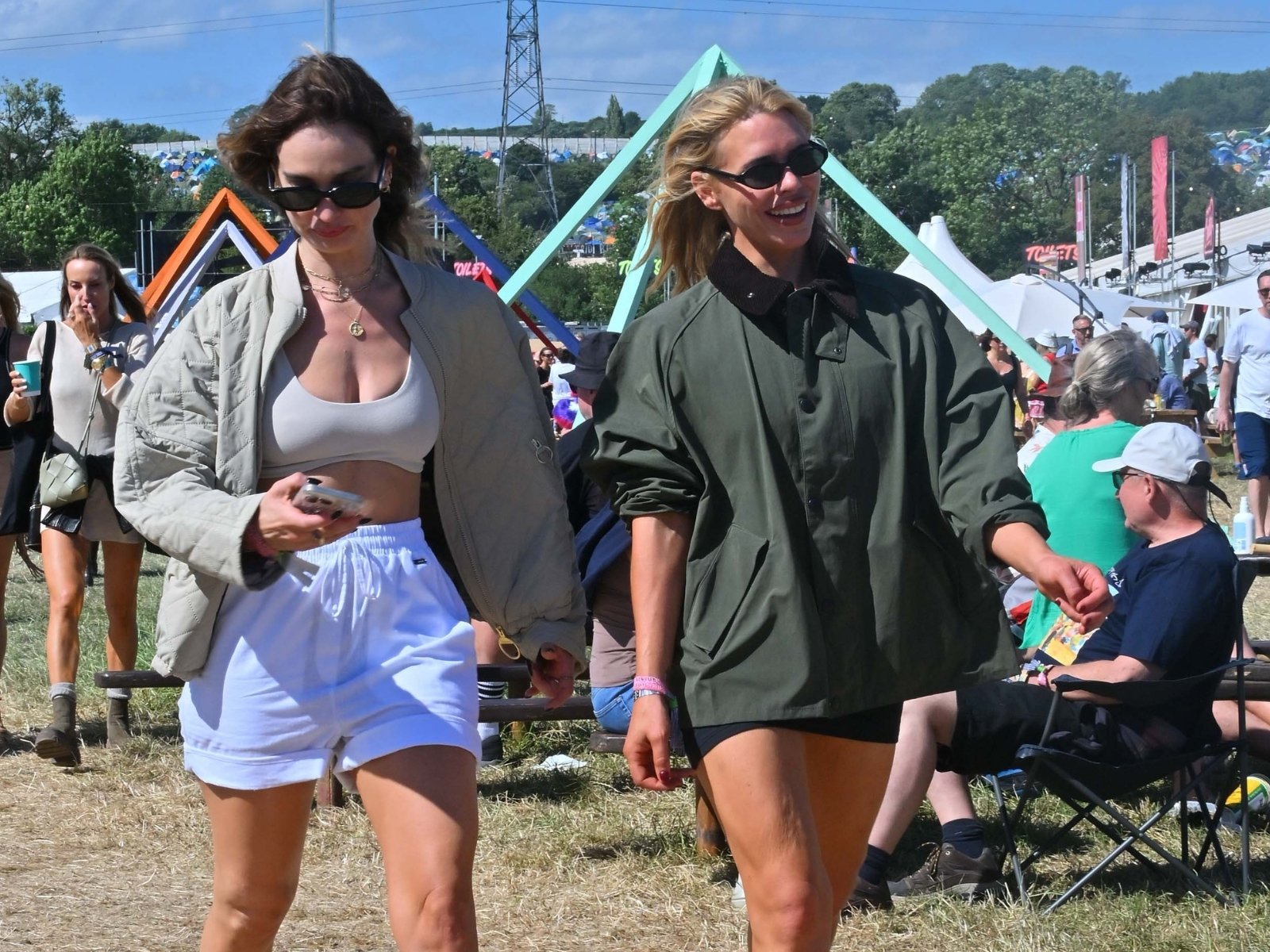 英倫風正式回歸！Barbour 在 Glastonbury 音樂節重寫草地時尚教科書，明星名人全上身致敬百年經典！