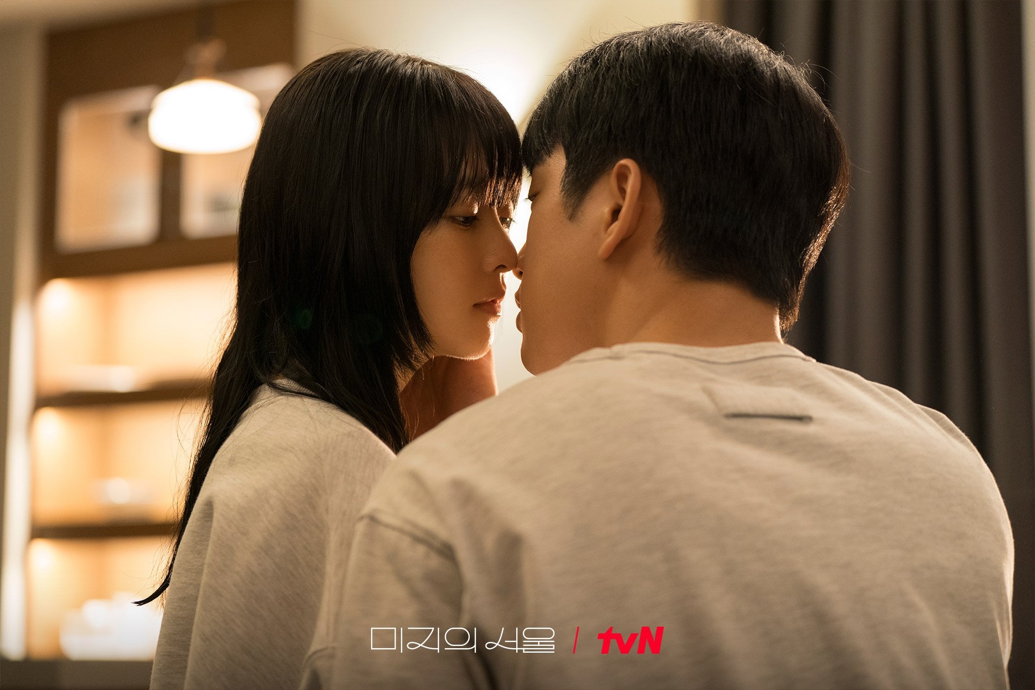 Netflix《未知的首爾》朴珍榮私服穿搭解析！5 套韓系歐巴造型一次看，夏天照穿超有型！