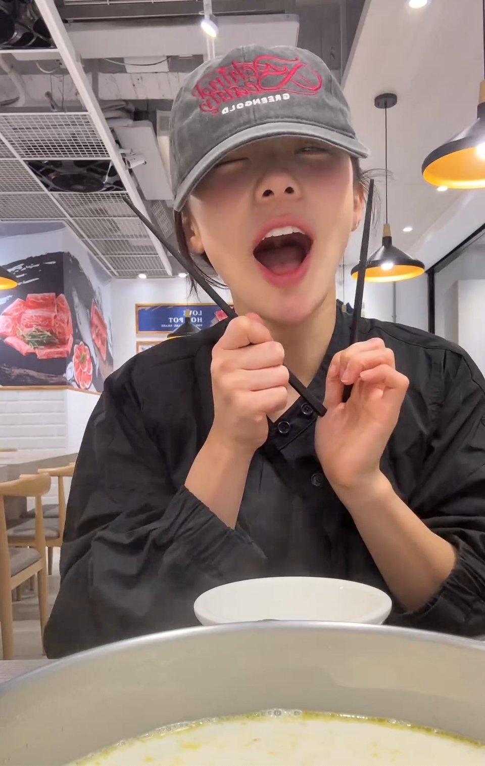 李多慧吃火鍋拍片全程壓低帽子!粉絲心疼:「只有這樣才能短暫自由吧!」