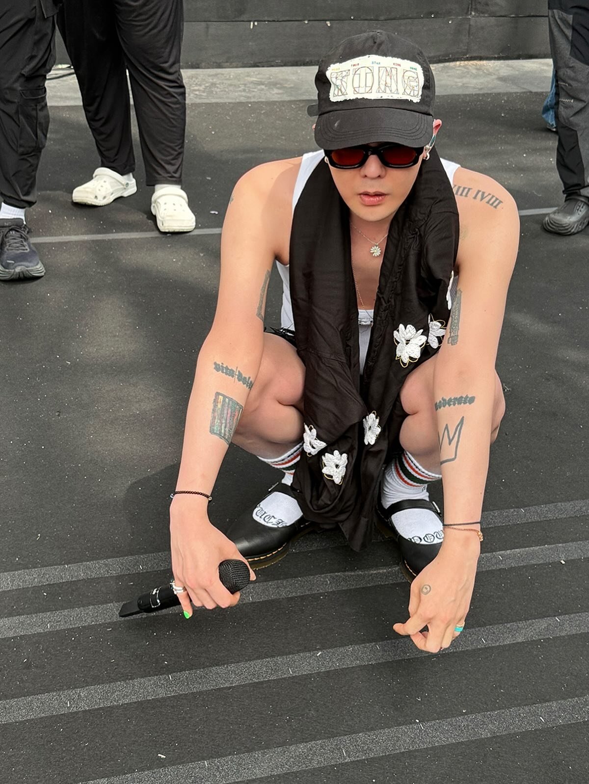 GD 權志龍演唱會彩排腳下 Dr. Martens 瑪莉珍鞋成亮點!台灣買得到入手「GD 同款」機會來了!