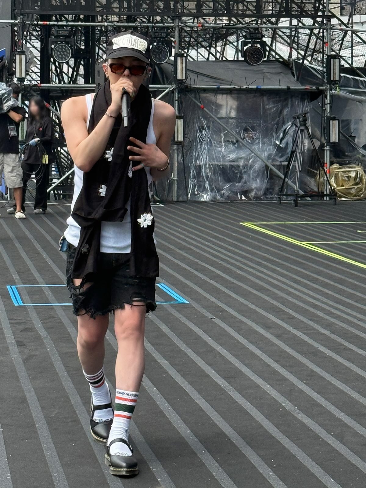 GD 權志龍演唱會彩排腳下 Dr. Martens 瑪莉珍鞋成亮點!台灣買得到入手「GD 同款」機會來了!