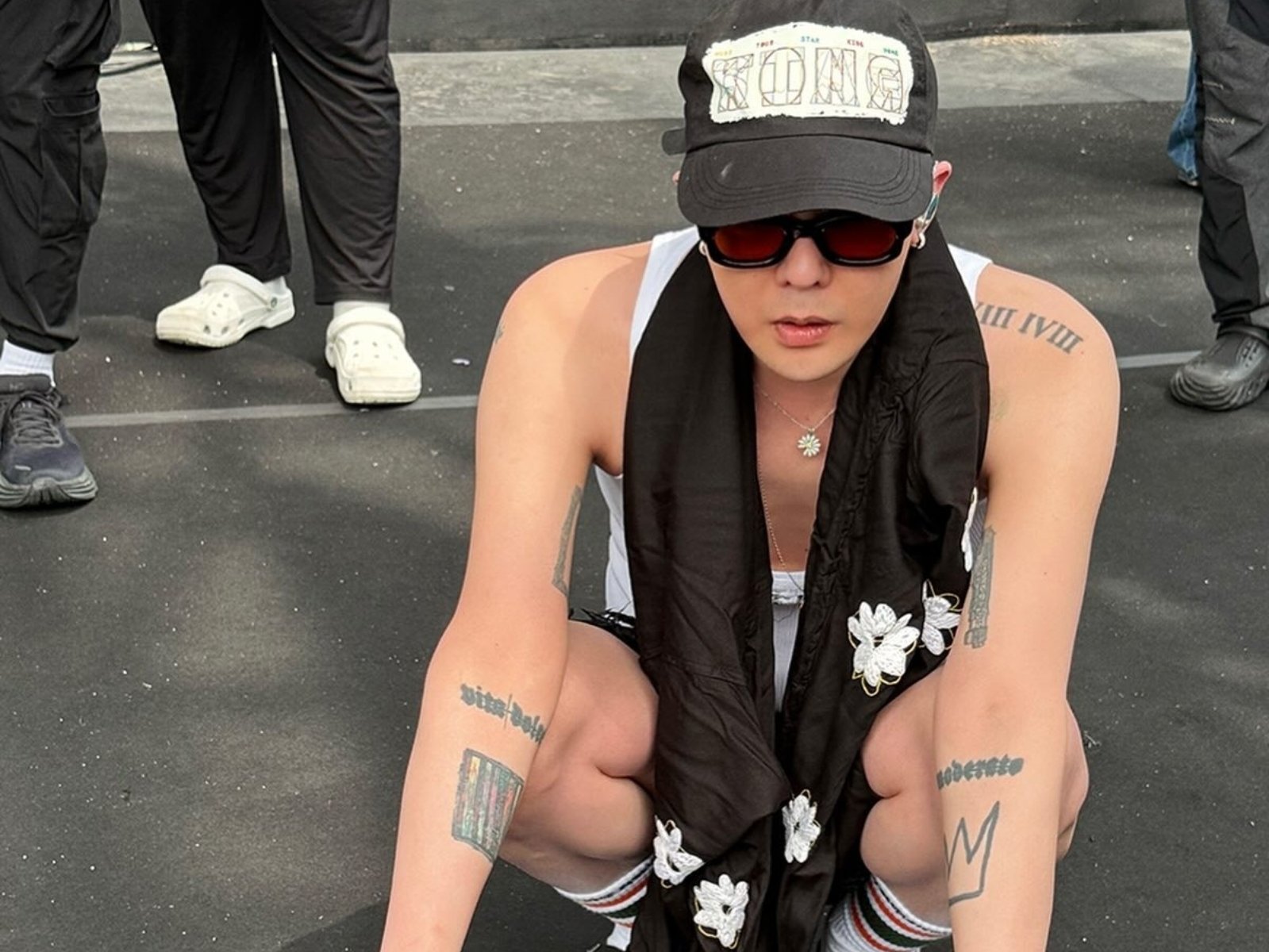 GD 權志龍演唱會彩排腳下 Dr. Martens 瑪莉珍鞋成亮點！台灣買得到入手「GD 同款」機會來了！