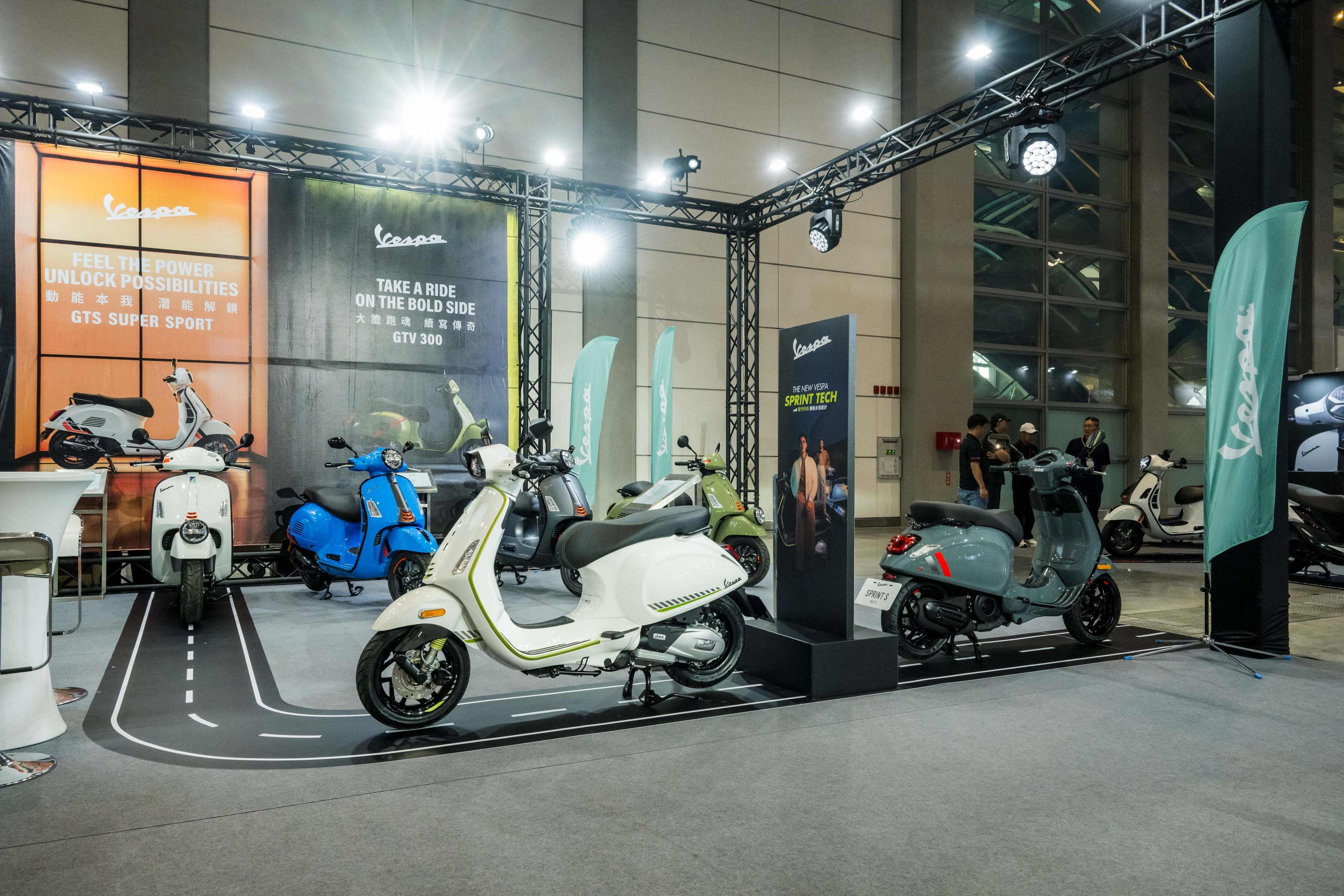 Vespa 首次亮相台北國際重機展,用義式品味打破重機的既定印象,態度風格騎乘的新路線!