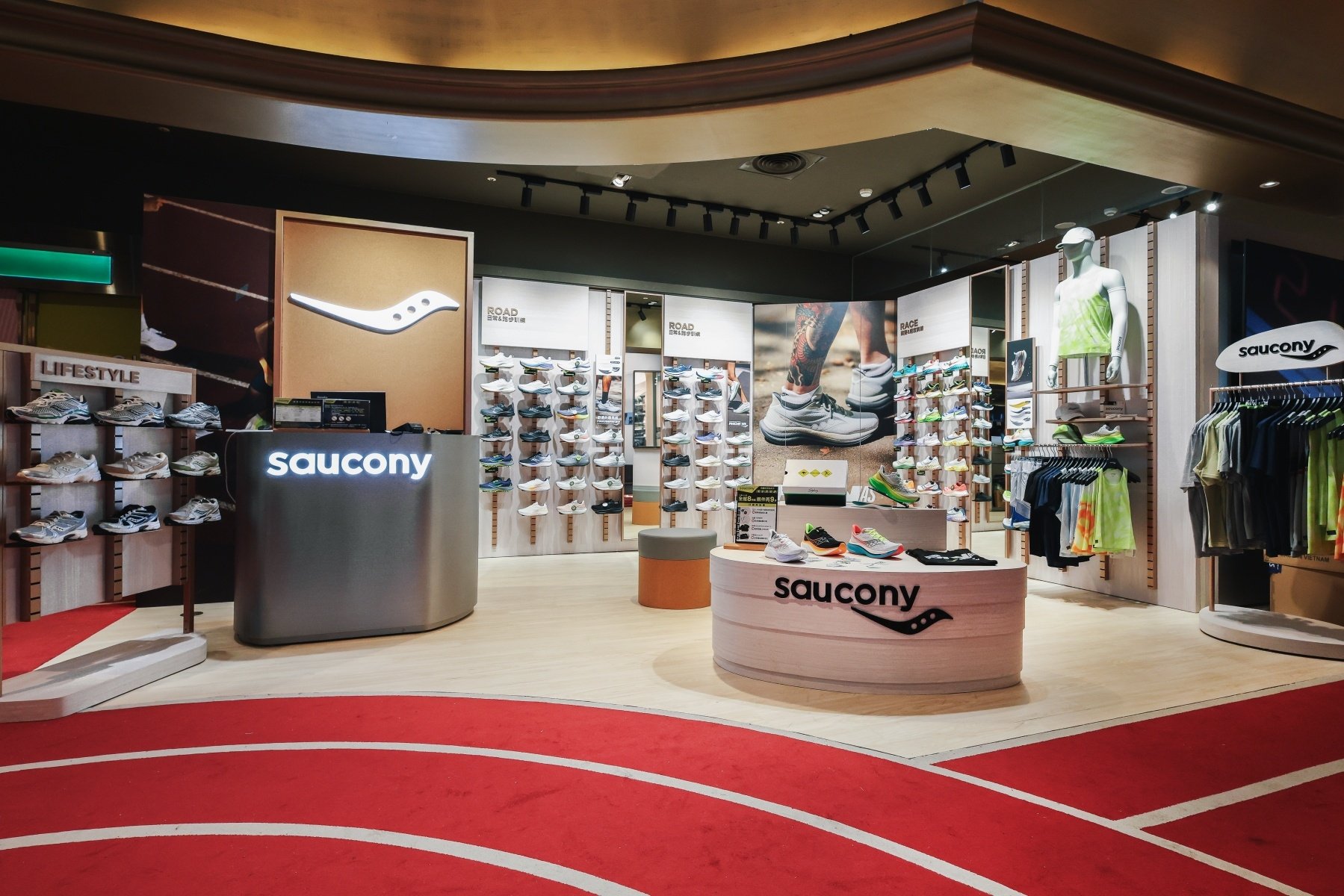 SAUCONY 台灣首間直營店信義 A11 正式開幕!限定聯名款、開幕優惠活動一次看!