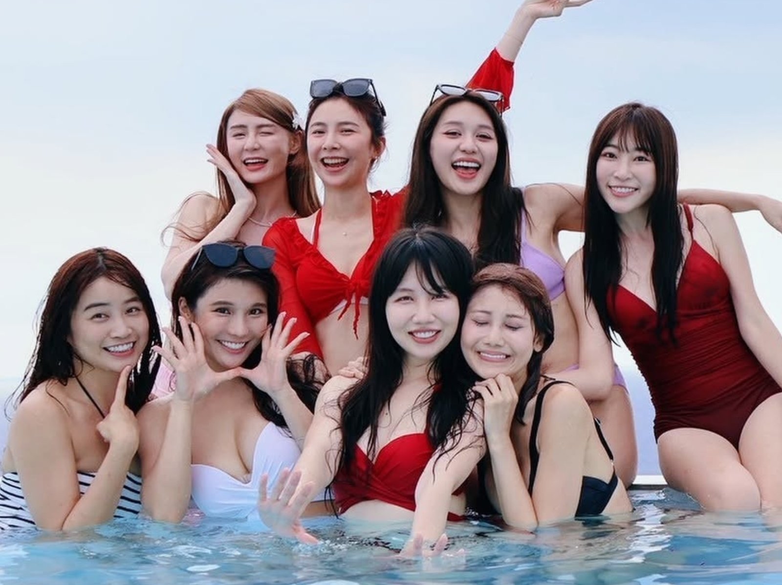 琳妲無懼世界末日發辣照！竟還加碼一眾啦啦隊女孩「蜜桃擦玻璃」畫面！【野生抓正妹】