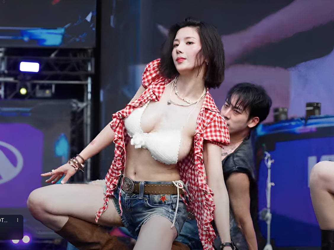 《Waterbomb 2025》權恩妃化身性感牛仔辣跳〈Rumor〉！格紋襯衫全開，火辣身材掀熱議！