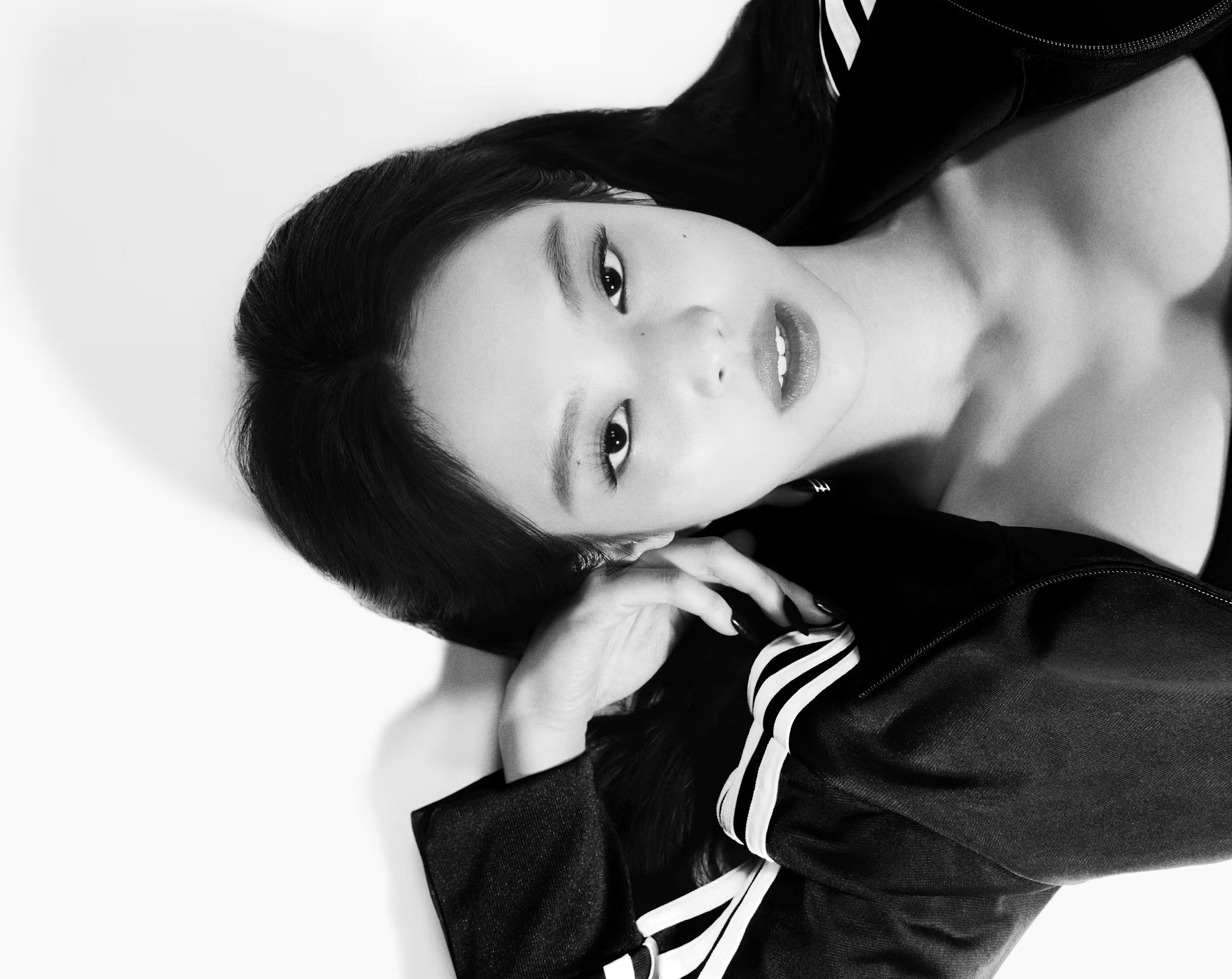 Jennie 出鏡 adidas Superstar 形象大片!與 Anthony Edwards 等多位巨星同台演出!