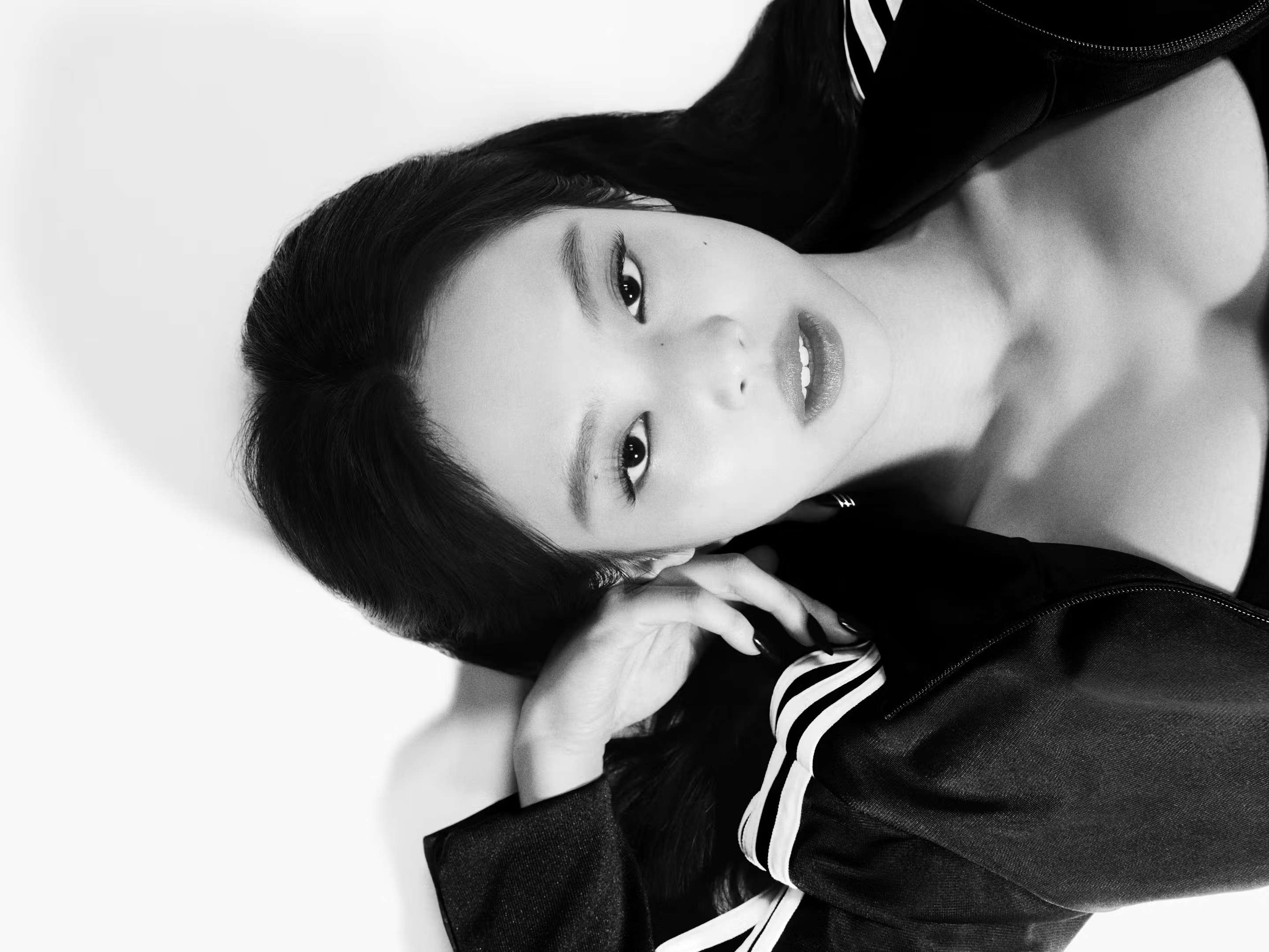 Jennie 出鏡 adidas Superstar 形象大片！與 Anthony Edwards 等多位巨星同台演出！