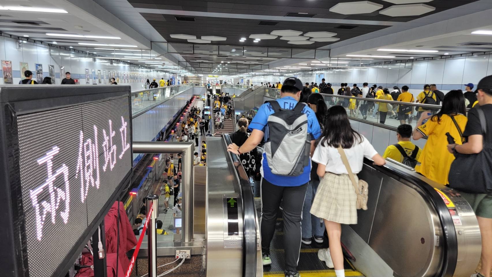台北捷運宣布電扶梯新制!41 站開放兩側站立、冷氣不冷溫度調整⋯新規定一次看懂!