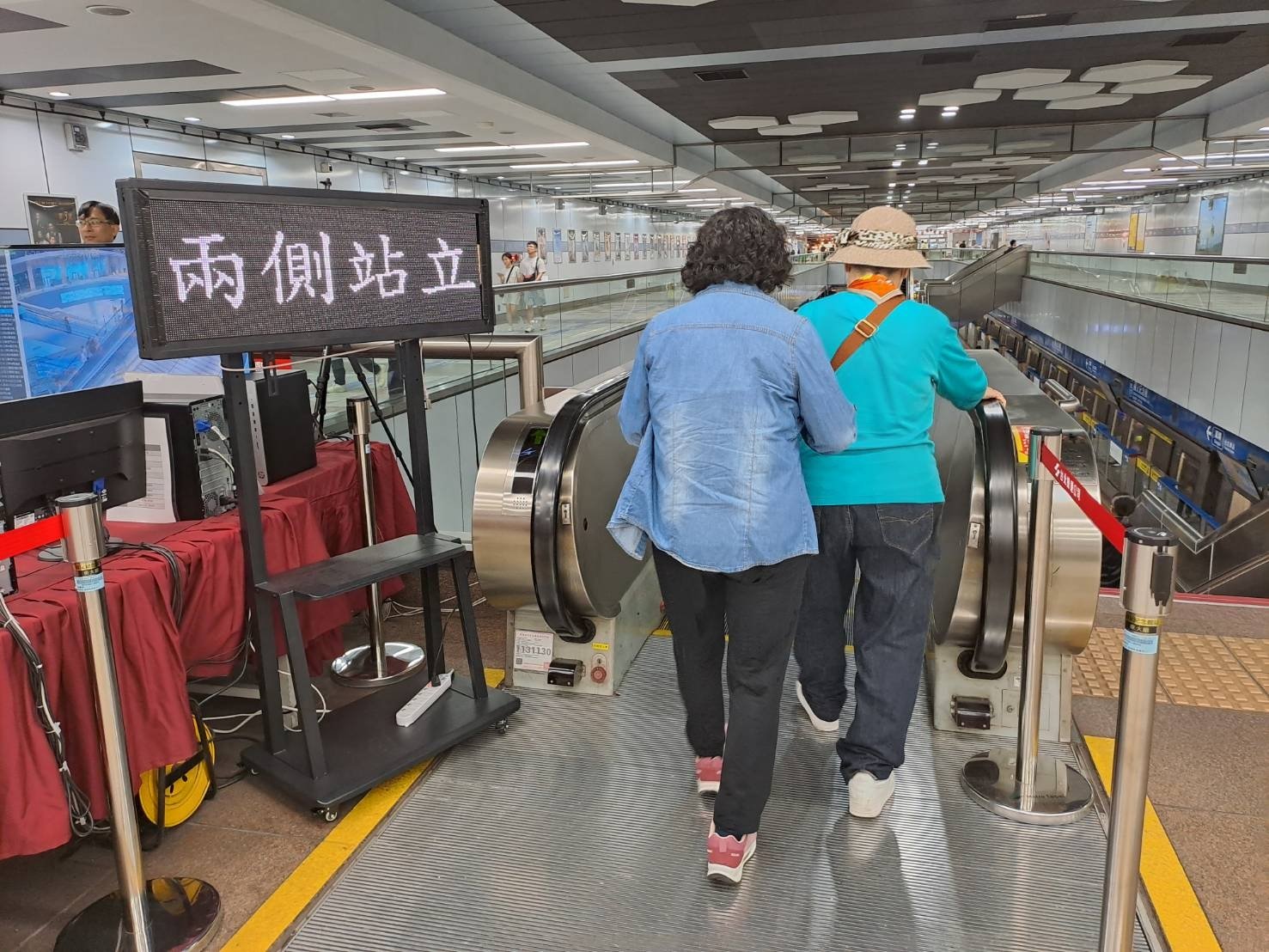 台北捷運宣布電扶梯新制！41 站開放兩側站立、冷氣不冷溫度調整⋯新規定一次看懂！