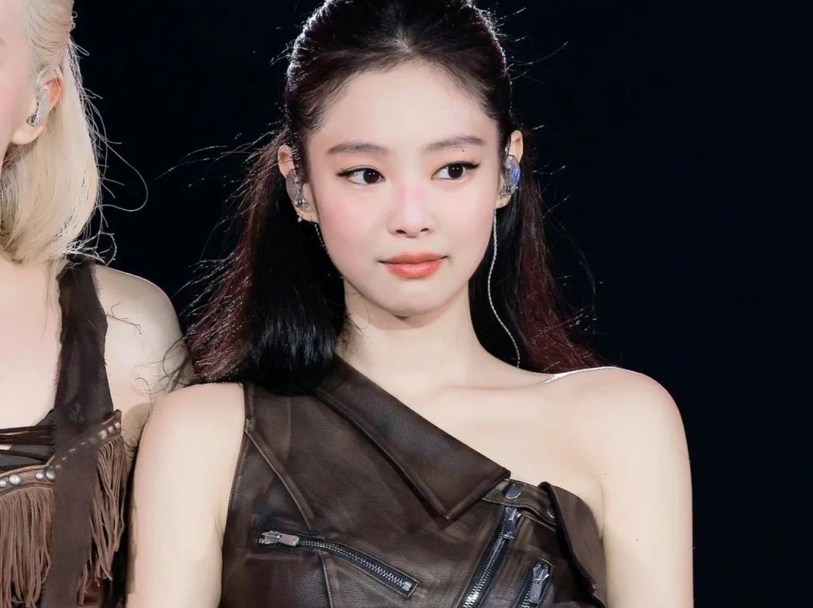 BLACKPINK Jennie 演唱會遭質疑對工作人員態度不佳！網護航：「這樣也能黑？」