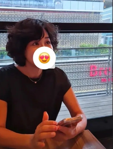 邊荷律帶媽媽遊台灣!母親正面照曝光,網友驚:「根本姊妹!」