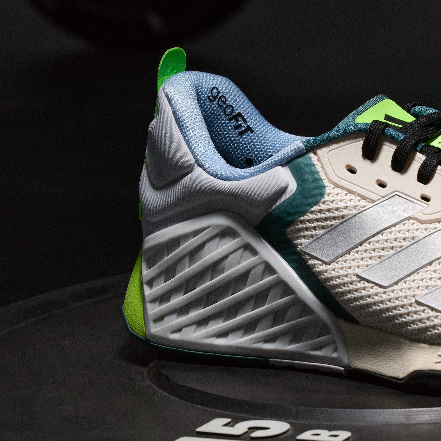 adidas全新POWER系列訓練服飾攜手奧運田徑選手楊俊瀚共同升級，新款重訓鞋DROPSET 3 穩定支撐，持續專注挑戰 練就更強的你！