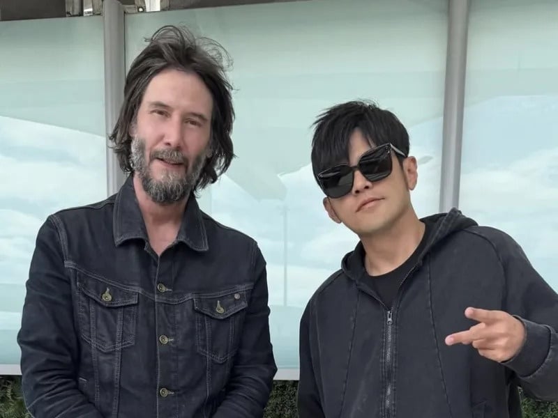 周杰倫驚喜合照基努李維！親曝對方私下面：「真的很隨性！」
