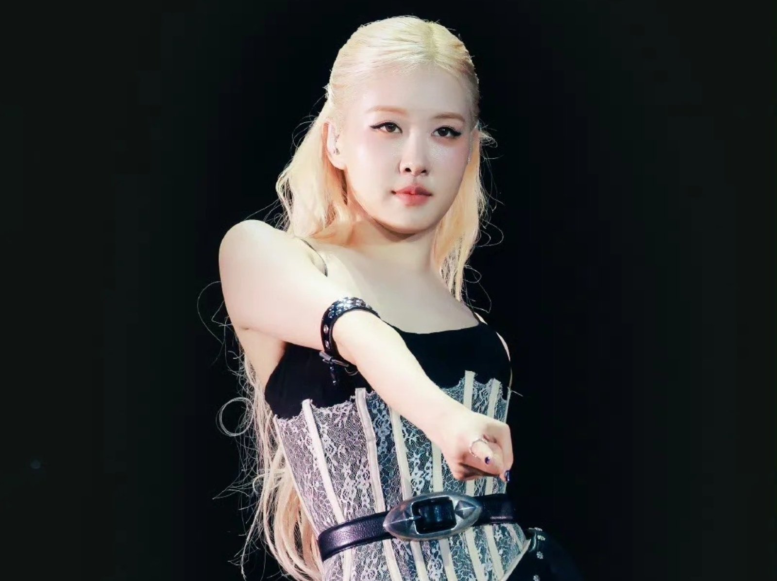 BLACKPINK Rosé 演唱會造型遭批退步！網：「合體後變俗氣！」