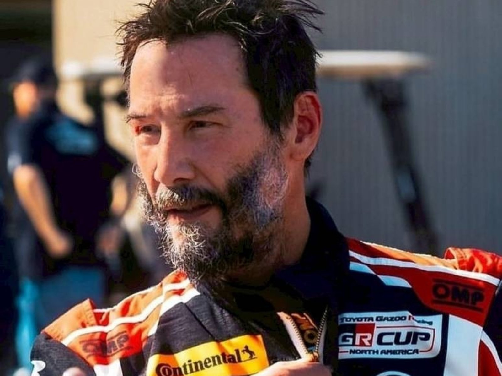 基努李維 Keanu Reeves 加入 F1 熱潮！確定主持 2026 新車隊「凱迪拉克」紀錄片，曝光幕後備戰！