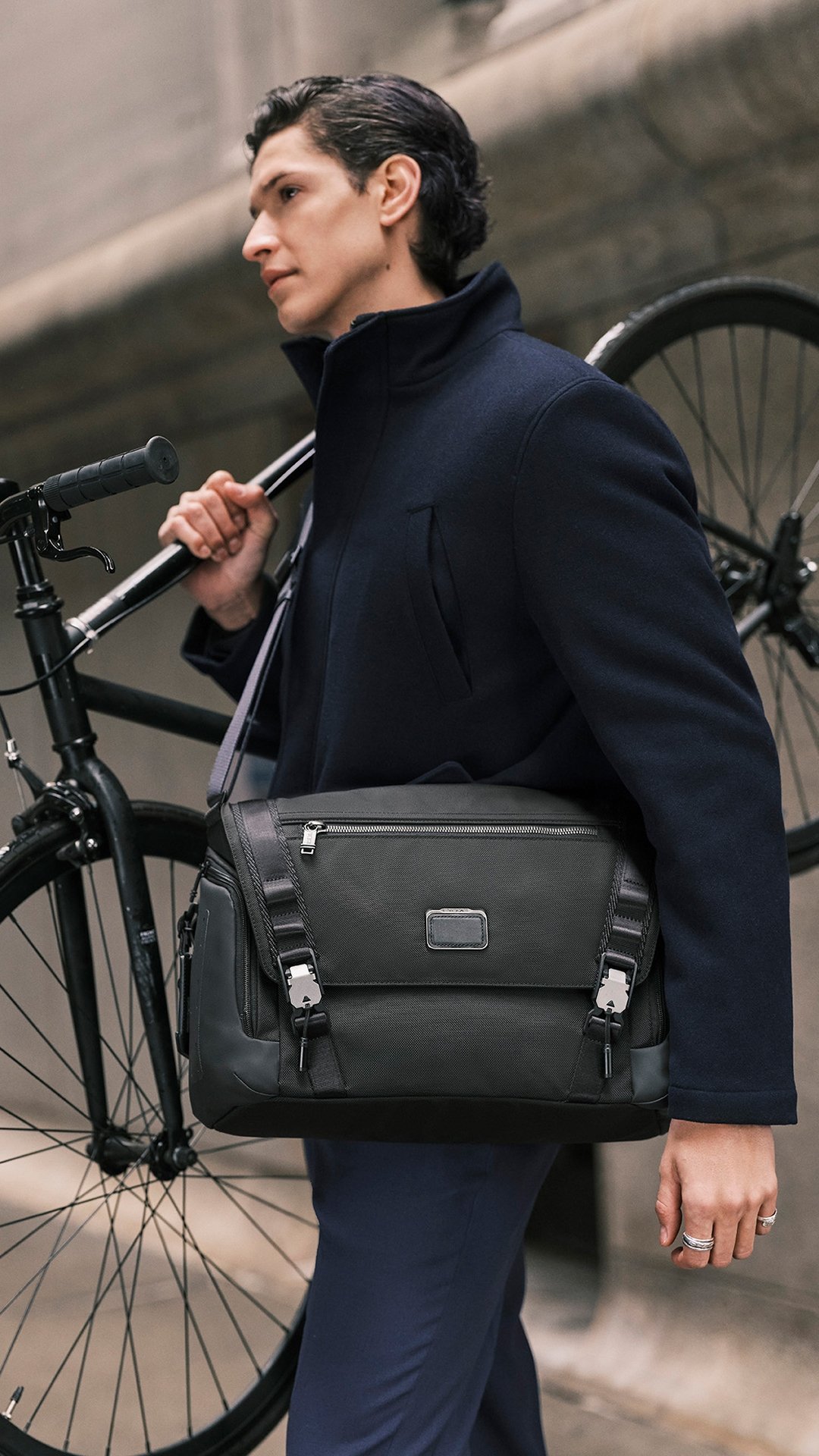 TUMI 2025 秋季系列正式登場!50 週年限定色系、電光藍首發包款⋯一次看!