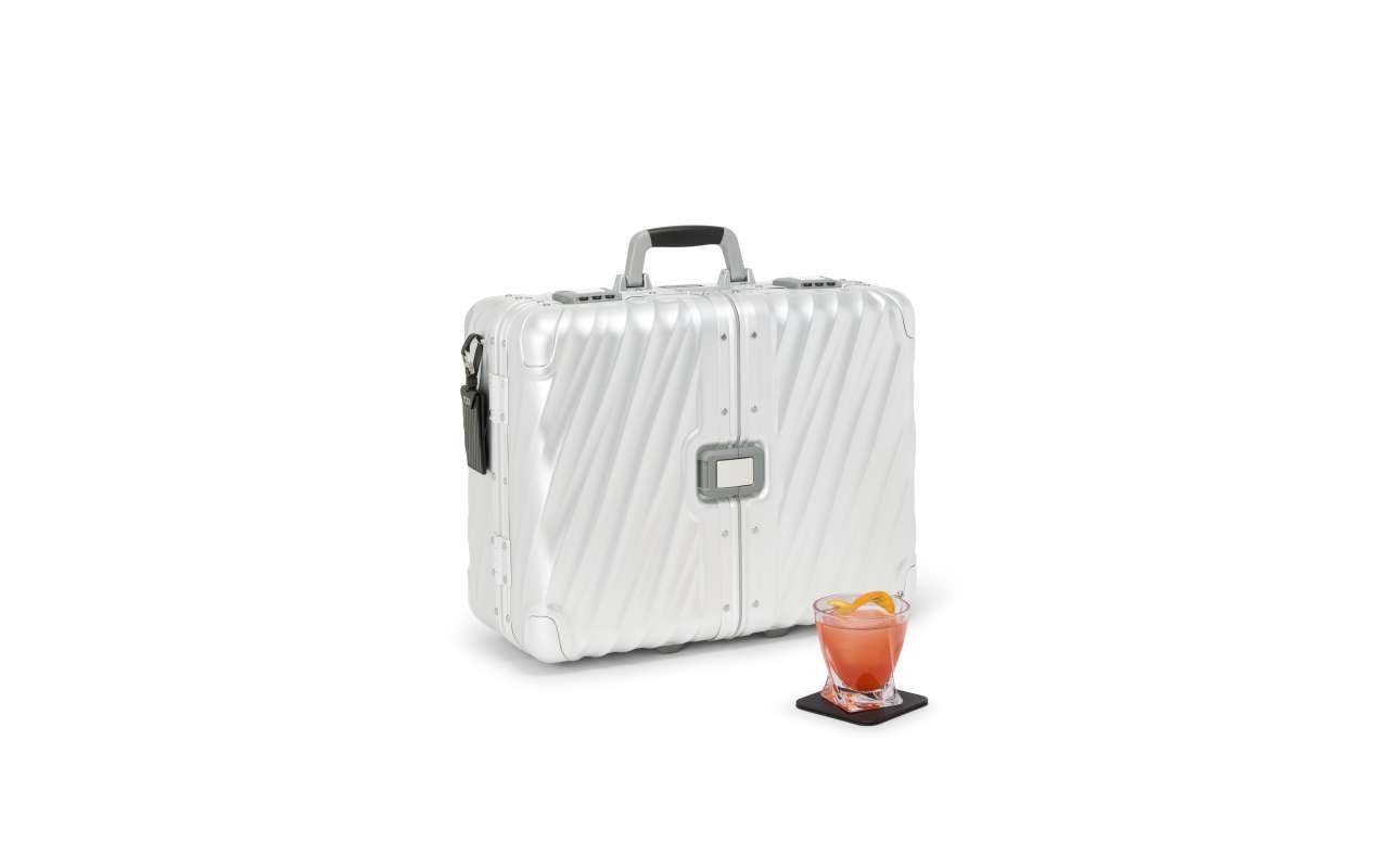 TUMI 2025 秋季系列正式登場!50 週年限定色系、電光藍首發包款⋯一次看!