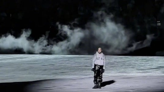 肯爺 Kanye West 上海演唱會爭議不斷!遲到又早退,遭歌迷怒批:「退票!」