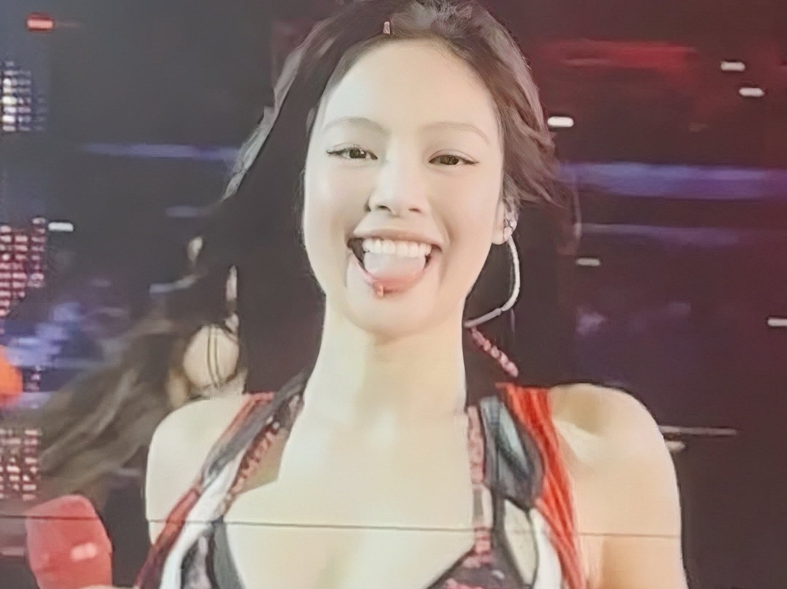 BLACKPINK 演唱會 Jennie 解上衣大秀身高 163 比基尼身材！引網暴動：「辣瘋了！」
