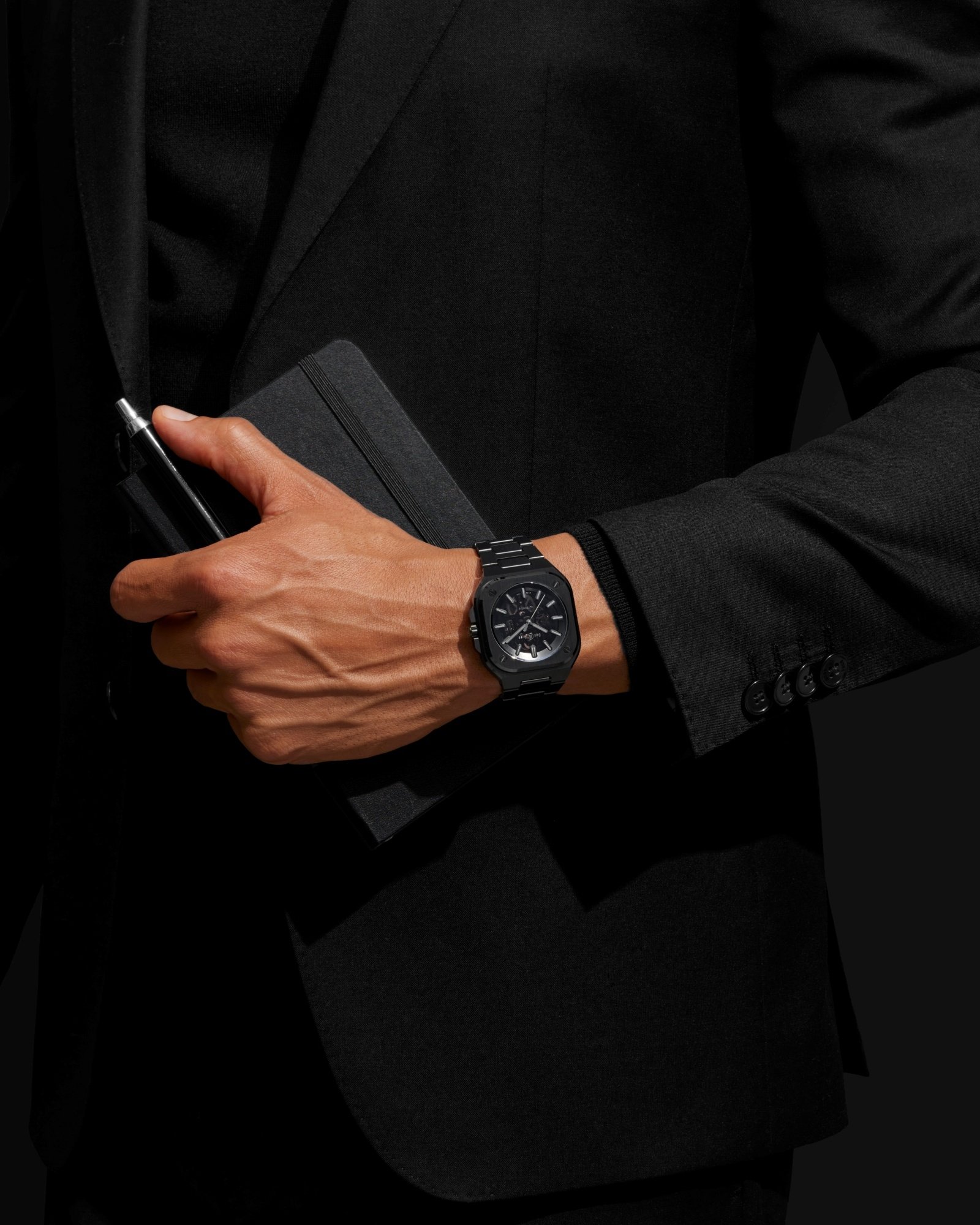 BELL & ROSS 全新 BR-05 Skeleton Phantom Ceramic 腕錶低調神秘,集尖端航天科技、當代藝術及現代主義設計靈感於一身