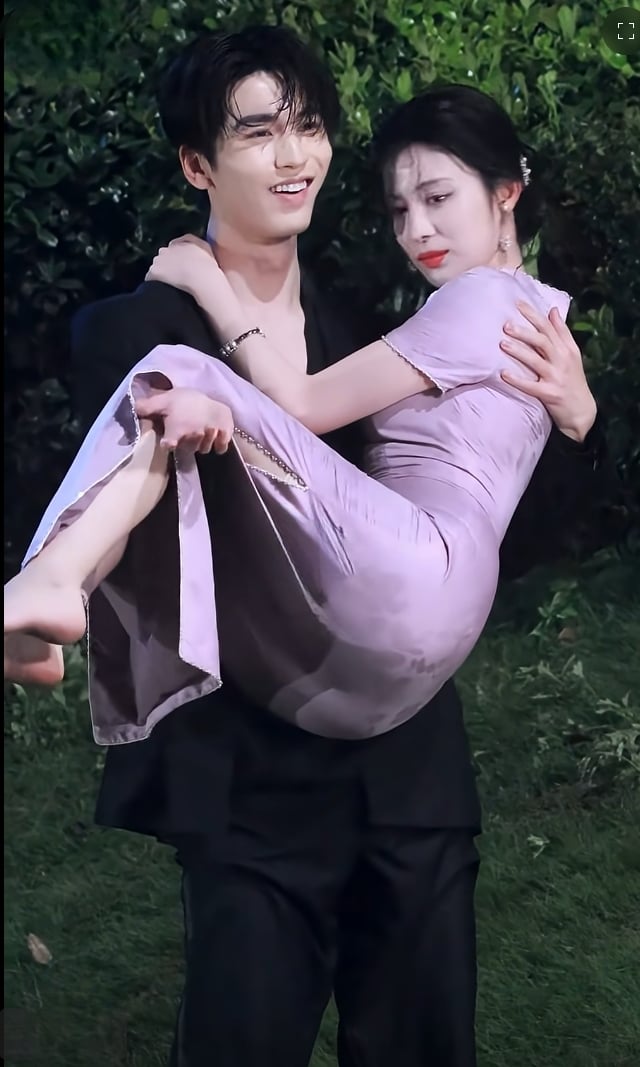 《這一秒過火》曝張凌赫公主抱王楚然花絮!雨中濕髮對視,粉絲嗑瘋:「性張力爆棚!」
