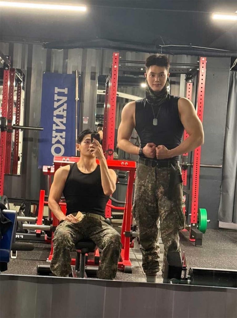 宋江軍中近照瘋傳!瘋狂健身變身肌肉男神,粉絲驚呼:「快變綠巨人浩克了!」