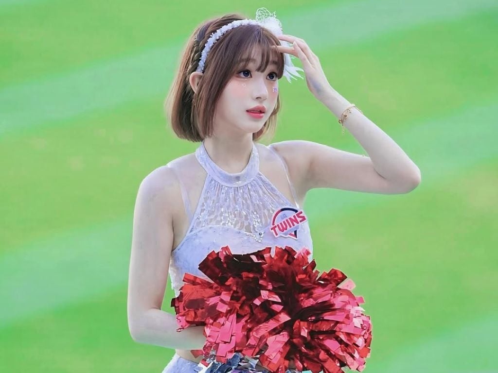 李珠珢驚傳熱戀韓職帥哥外野手！「背後環抱」甜蜜照曝光！【野生抓正妹】