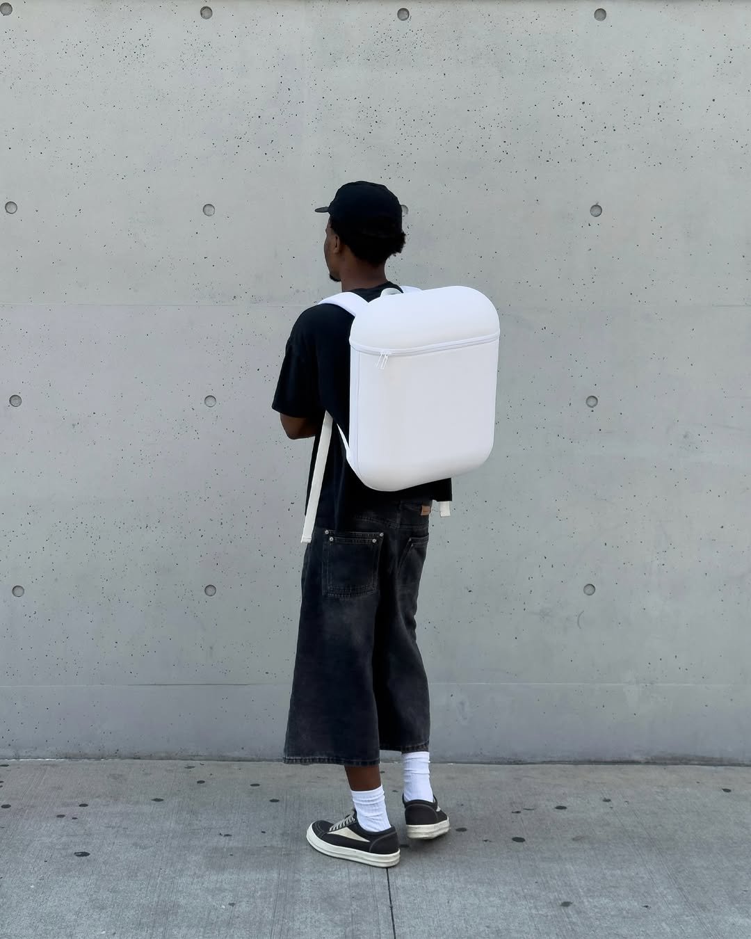 Bravest Studios 推出 Air Pods 巨型背包「AIRPACK」！單品細節＆發售時間一次看！