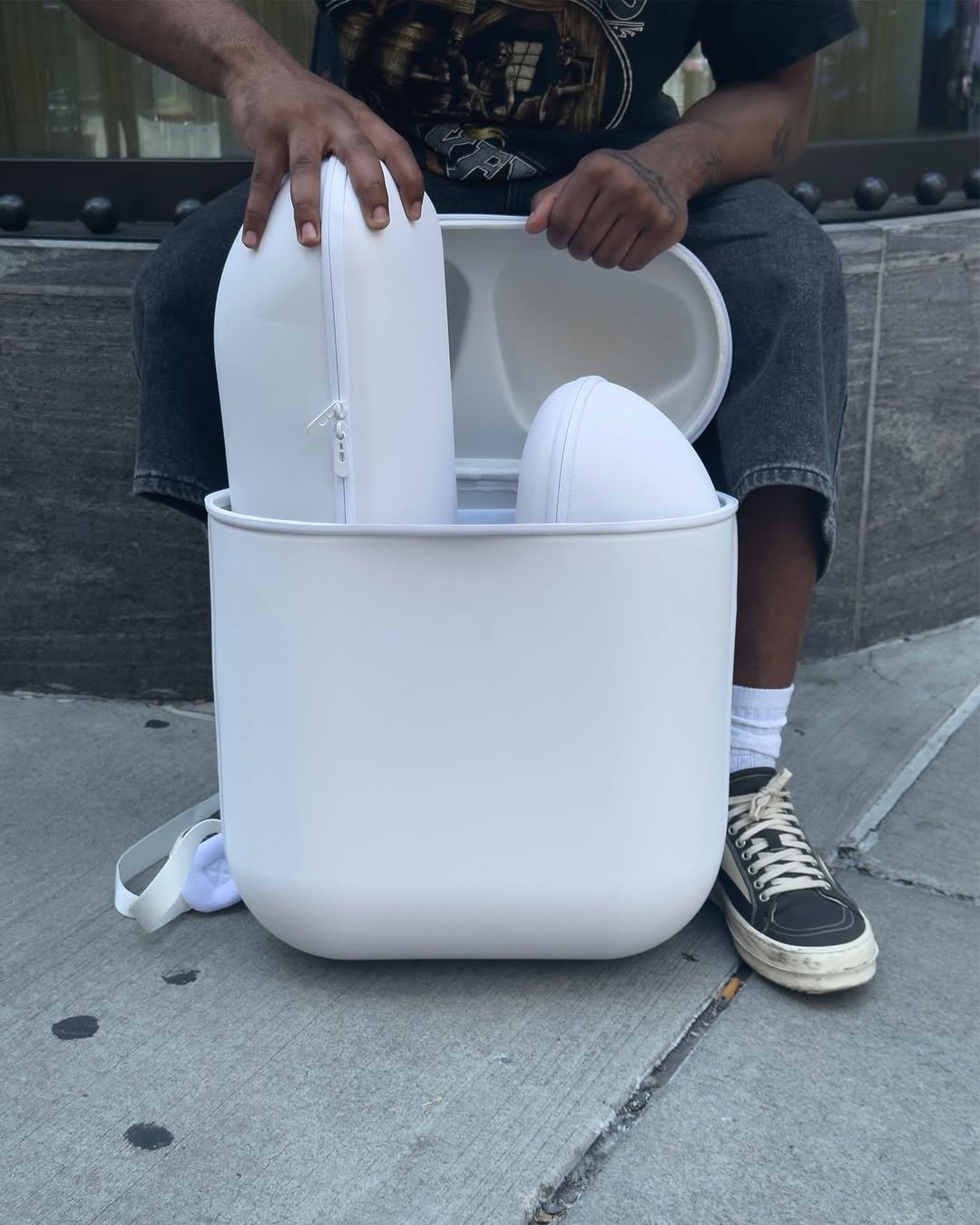 Bravest Studios 推出 Air Pods 巨型背包「AIRPACK」！單品細節＆發售時間一次看！