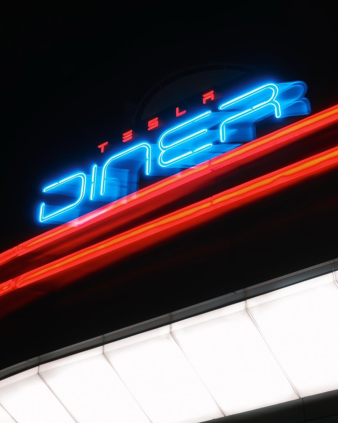 馬斯克進軍餐飲界！全球首間「Tesla Diner 」餐廳正式開張，用餐充電、看電影一次滿足！