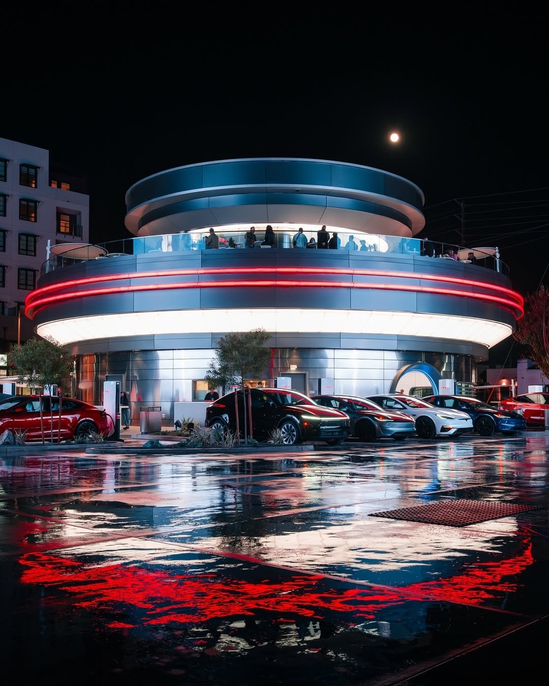 馬斯克進軍餐飲界！全球首間「Tesla Diner 」餐廳正式開張，用餐充電、看電影一次滿足！