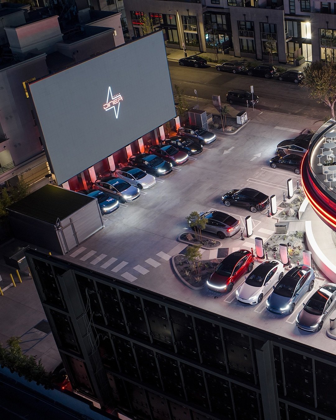 馬斯克進軍餐飲界！全球首間「Tesla Diner 」餐廳正式開張，用餐充電、看電影一次滿足！
