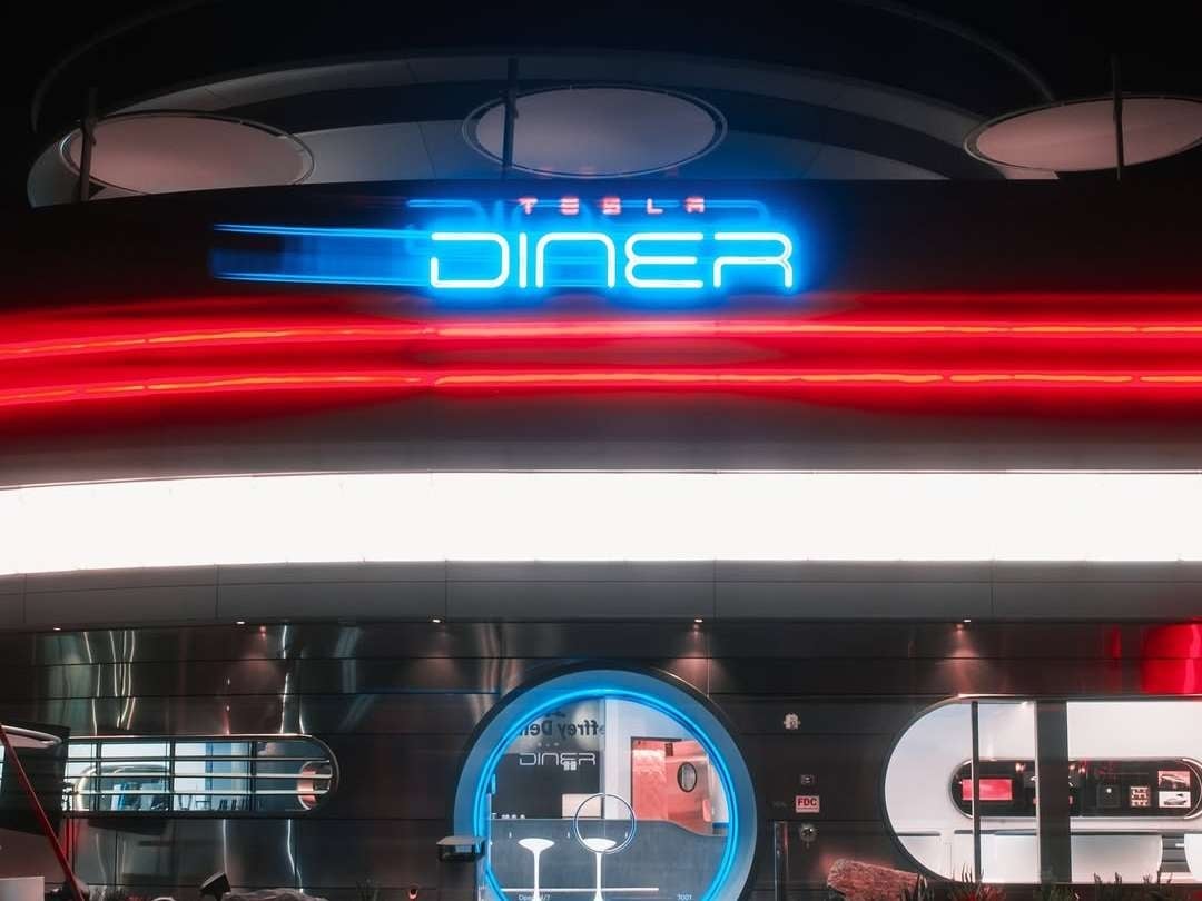馬斯克進軍餐飲界！全球首間「Tesla Diner 」餐廳正式開張，用餐充電、看電影一次滿足！