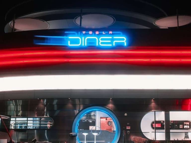 馬斯克進軍餐飲界!全球首間「Tesla Diner 」餐廳正式開張,用餐充電、看電影一次滿足!