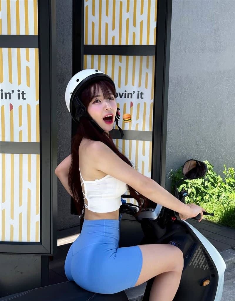 李多慧騎車買麥當勞!瑜珈褲秀「翹臀曲線」網看傻:「會塞車!」