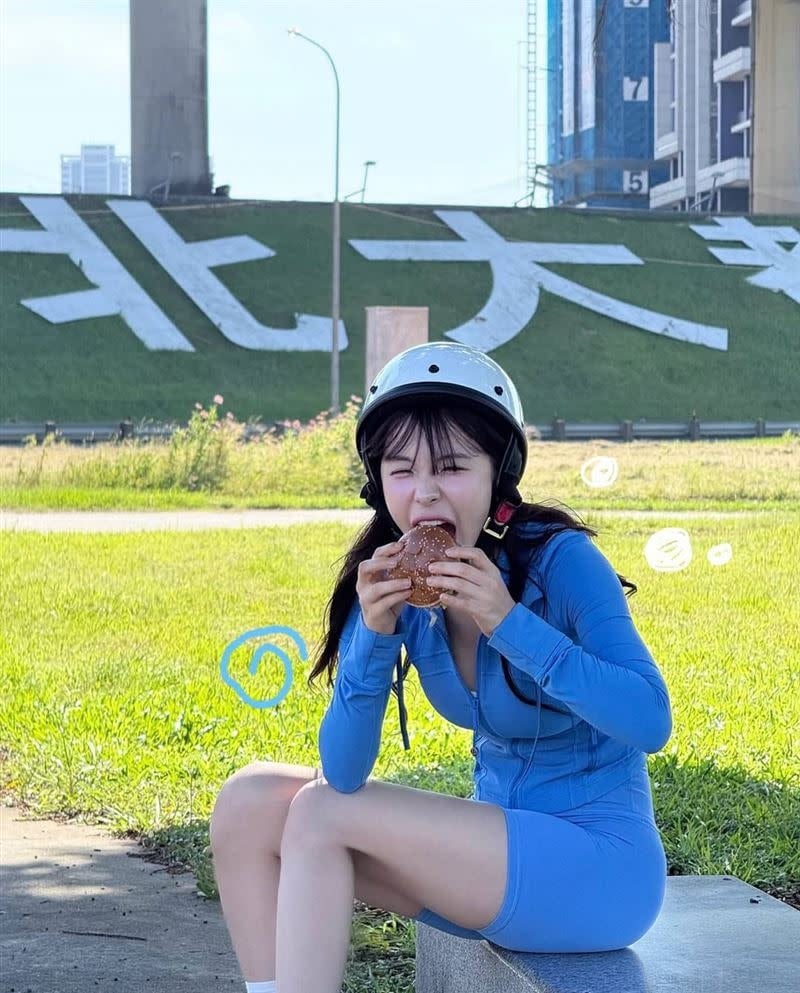 李多慧騎車買麥當勞!瑜珈褲秀「翹臀曲線」網看傻:「會塞車!」