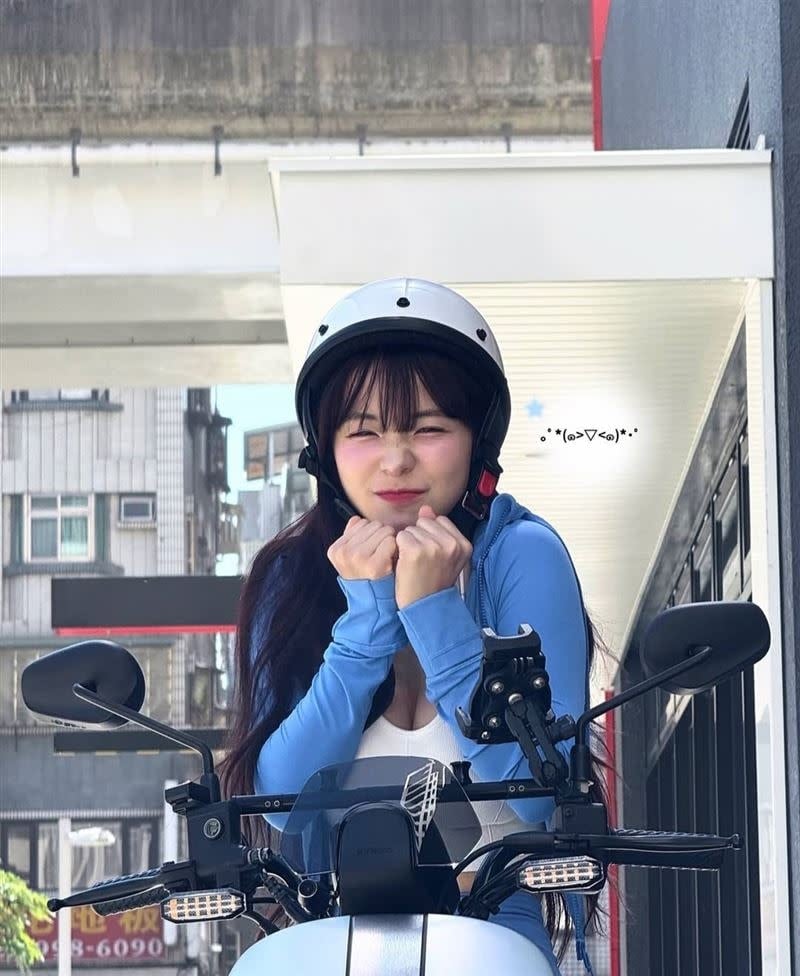 李多慧騎車買麥當勞!瑜珈褲秀「翹臀曲線」網看傻:「會塞車!」