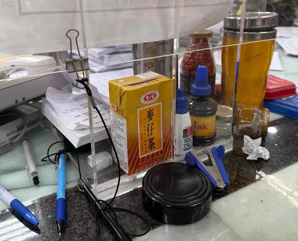 Threads 發問國稅局櫃檯為啥要放麥仔茶?網友歪樓:「叫人不要吵?」