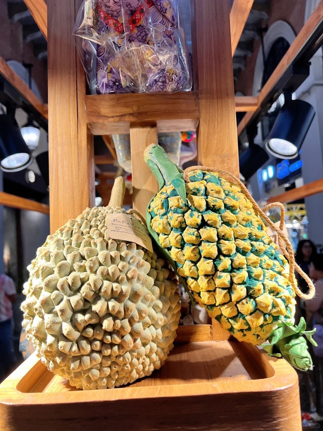 泰國旅遊伴手禮「榴槤造型包」太逼真!台灣旅客返國遭海關攔查引熱議!