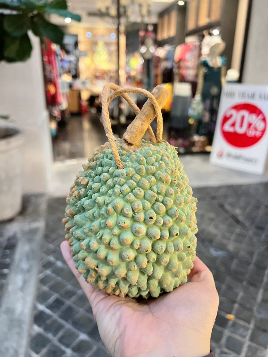 泰國旅遊伴手禮「榴槤造型包」太逼真!台灣旅客返國遭海關攔查引熱議!