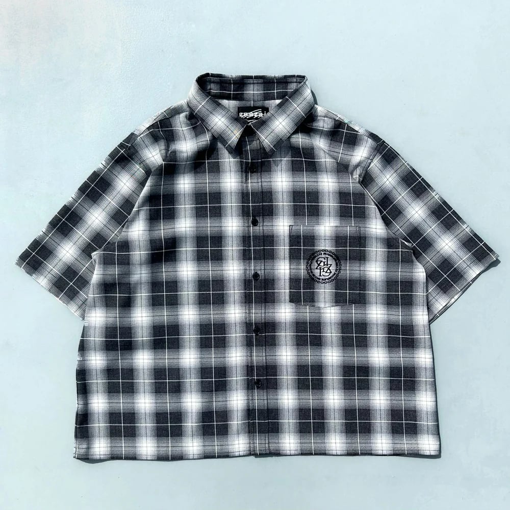 2025 盤點 7 款必收 Boxy 短版襯衫品牌推薦!Uniqlo、TCM⋯等品牌穿上秒變潮人!